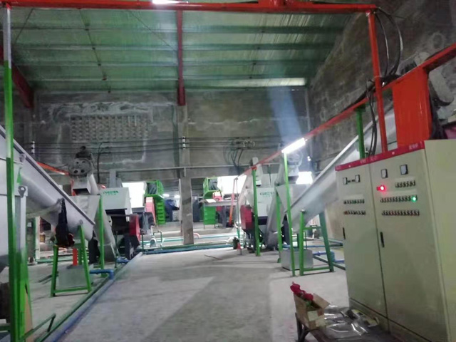 大型PET礦泉水瓶篩選、預(yù)洗、破碎、清洗 熱堿酸洗回收第二套大型生產(chǎn)線(POY級(jí)）